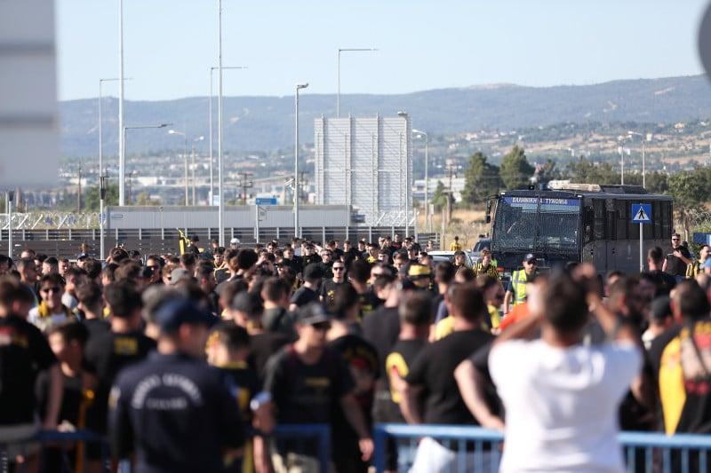 LIVE BINTEO: Χιλιάδες οπαδοί του Άρη στο αεροδρόμιο για τον Σπανούλη 