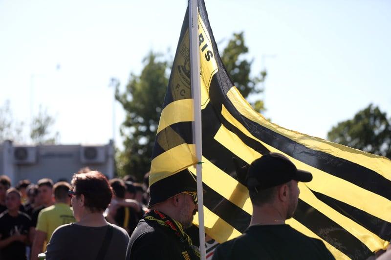 LIVE BINTEO: Χιλιάδες οπαδοί του Άρη στο αεροδρόμιο για τον Σπανούλη 