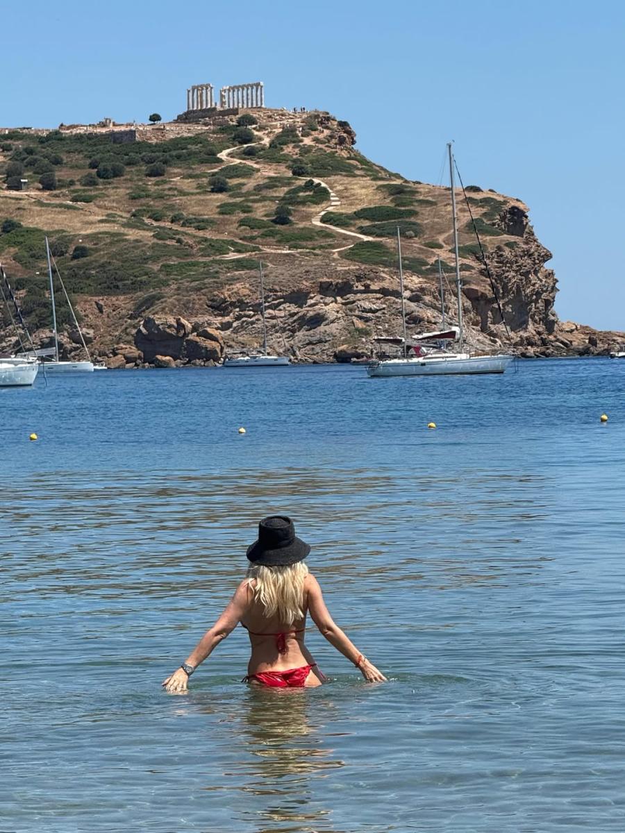 Πασίγνωστη 56χρονη Ελληνίδα πήγε για μπάνιο και έπεσαν σαγόνια με την σιλουέτα της και την ομορφιά της 6 3 12