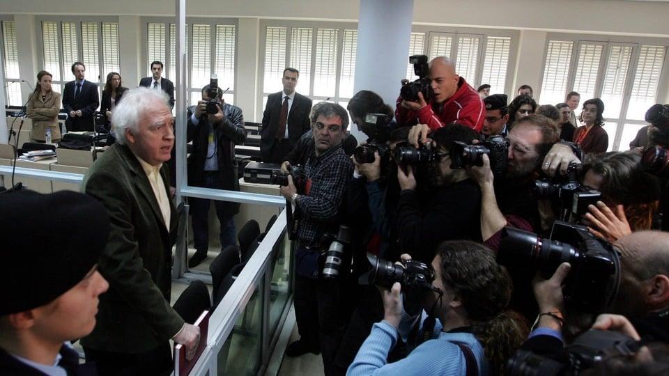 Ο Αλέξανδρος Γιωτόπουλος μπαίνει σε ταξί και συνοδεία περιπολικών επιστρέφει στις φυλακές 1 3656340 1