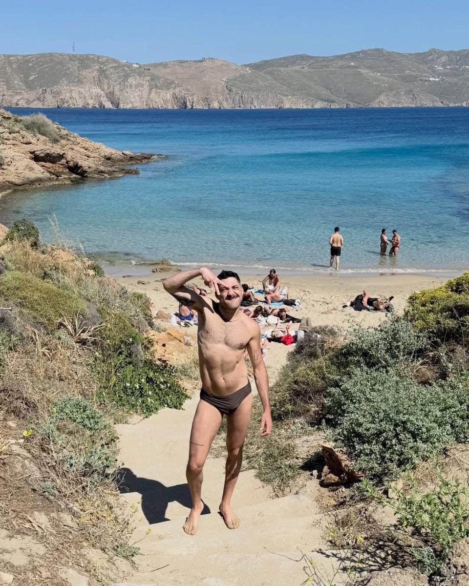 Ο Ιάσονας Μανδηλάς με τον μέλλοντα σύζυγό του στη Μύκονο: «Λίγο κρασί, λίγο θάλασσα και το αγόρι μου» 2 2 27