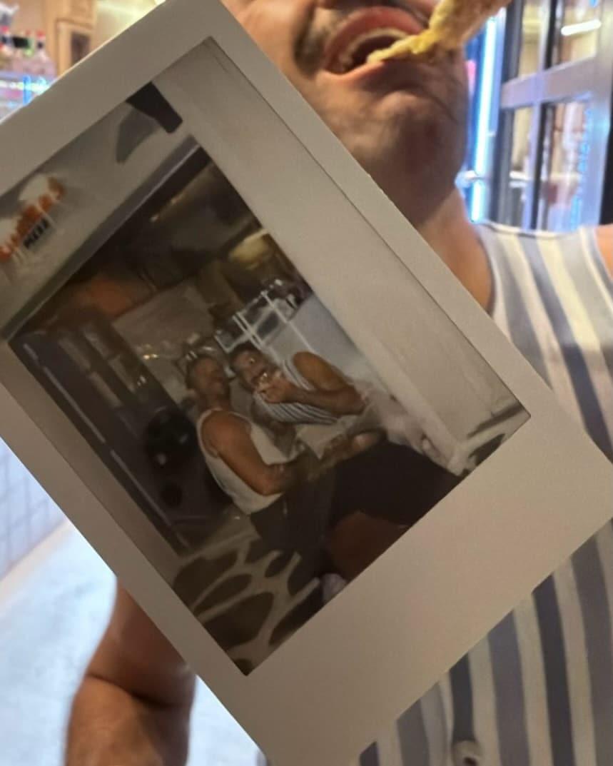 Ο Ιάσονας Μανδηλάς με τον μέλλοντα σύζυγό του στη Μύκονο: «Λίγο κρασί, λίγο θάλασσα και το αγόρι μου» 4 4 11