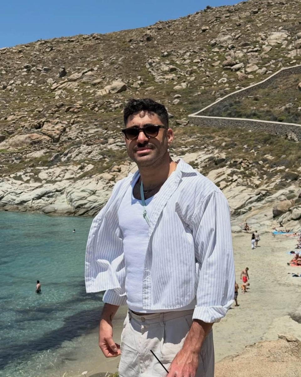 Ο Ιάσονας Μανδηλάς με τον μέλλοντα σύζυγό του στη Μύκονο: «Λίγο κρασί, λίγο θάλασσα και το αγόρι μου» 6 6 4