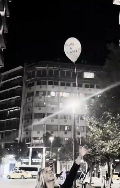 Νεαρή κοπέλα παίρνει το πτυχίο της, γράφει σε ένα μπαλόνι «μπαμπά τα κατάφερα» και το αφήνει στον αέρα για να πάει στον νεκρό πατέρα της 2 apof2