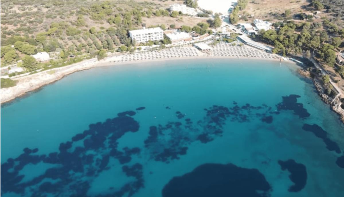 Φτάνεις σε 55′ με 18 εuρώ βενζίνη: Η πεντακάθαρη παραλία με τα καταγάλανα νερά δίπλα στην Αθήνα που θυμίζει πισίνα 1 06