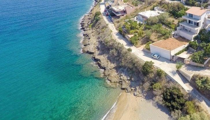 Φτάνεις σε 55′ με 18 εuρώ βενζίνη: Η πεντακάθαρη παραλία με τα καταγάλανα νερά δίπλα στην Αθήνα που θυμίζει πισίνα 2 6 erimikes paralies dipla stin athina gia to sk poy erchetai kaysonas pics
