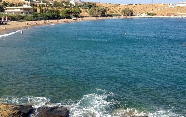 Φτάνεις σε 55′ με 18 εuρώ βενζίνη: Η πεντακάθαρη παραλία με τα καταγάλανα νερά δίπλα στην Αθήνα που θυμίζει πισίνα 3 6 erimikes paralies dipla stin athina gia to sk poy erchetai kaysonas pics 1