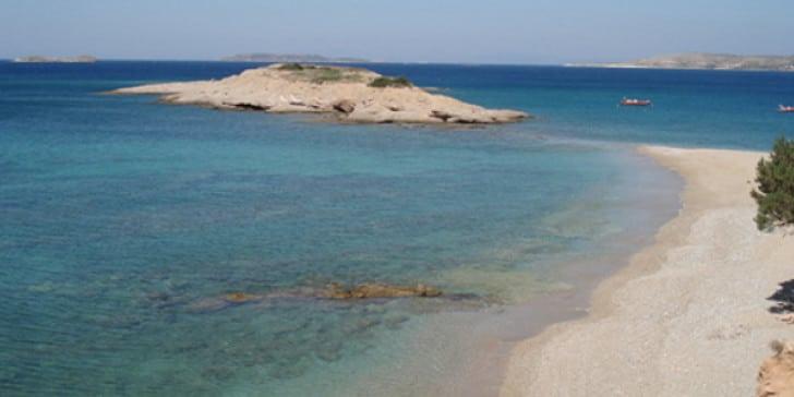 Φτάνεις σε 55′ με 18 εuρώ βενζίνη: Η πεντακάθαρη παραλία με τα καταγάλανα νερά δίπλα στην Αθήνα που θυμίζει πισίνα 4 6 erimikes paralies dipla stin athina gia to sk poy erchetai kaysonas pics 2