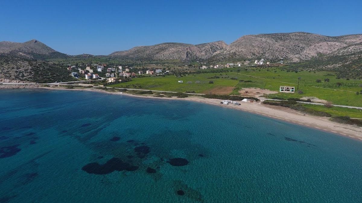 Φτάνεις σε 55′ με 18 εuρώ βενζίνη: Η πεντακάθαρη παραλία με τα καταγάλανα νερά δίπλα στην Αθήνα που θυμίζει πισίνα 5 6 erimikes paralies dipla stin athina gia to sk poy erchetai kaysonas pics 3