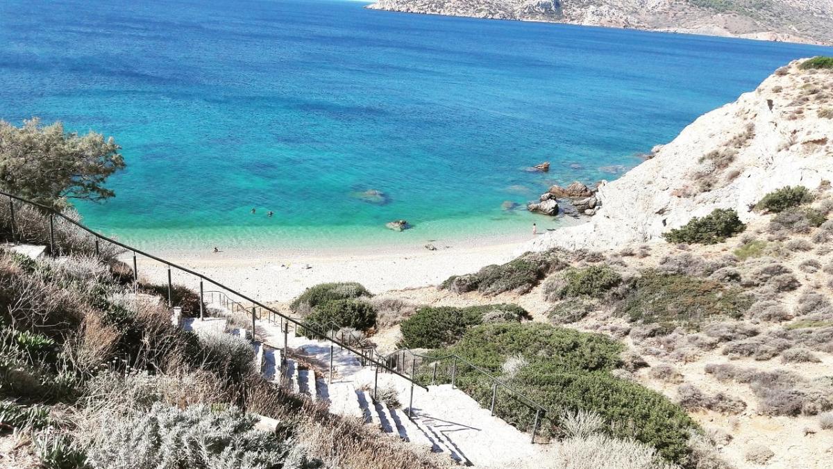 Φτάνεις σε 55′ με 18 εuρώ βενζίνη: Η πεντακάθαρη παραλία με τα καταγάλανα νερά δίπλα στην Αθήνα που θυμίζει πισίνα 6 6 erimikes paralies dipla stin athina gia to sk poy erchetai kaysonas pics 4