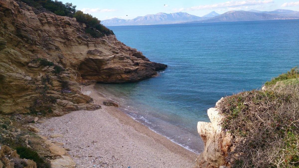Φτάνεις σε 55′ με 18 εuρώ βενζίνη: Η πεντακάθαρη παραλία με τα καταγάλανα νερά δίπλα στην Αθήνα που θυμίζει πισίνα 7 6 erimikes paralies dipla stin athina gia to sk poy erchetai kaysonas pics 5