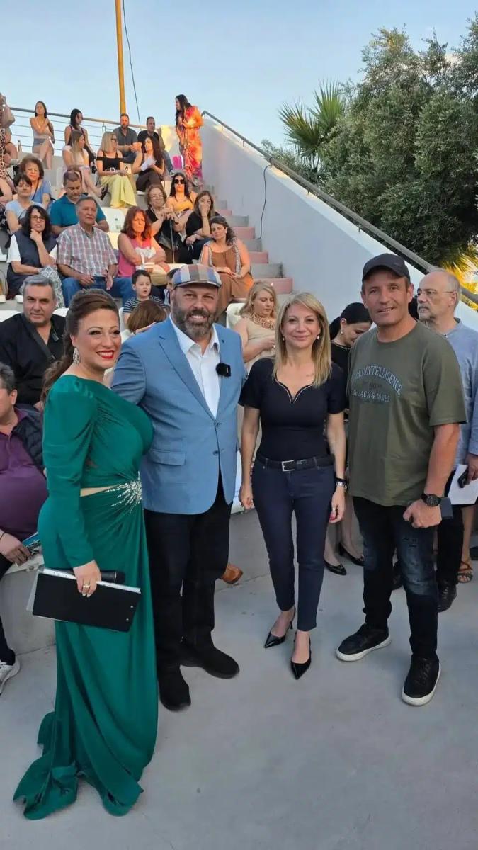 Άλλαξε στιλ ξανά η Καρυστιανού για τις περιοδείες της - Κυκλοφορεί πλέον με ένα πελώριο μαύρο αμάξι 4 maria karystianou1.jpg
