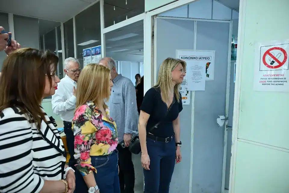 Άλλαξε στιλ ξανά η Καρυστιανού για τις περιοδείες της - Κυκλοφορεί πλέον με ένα πελώριο μαύρο αμάξι 14 5223184.jpg
