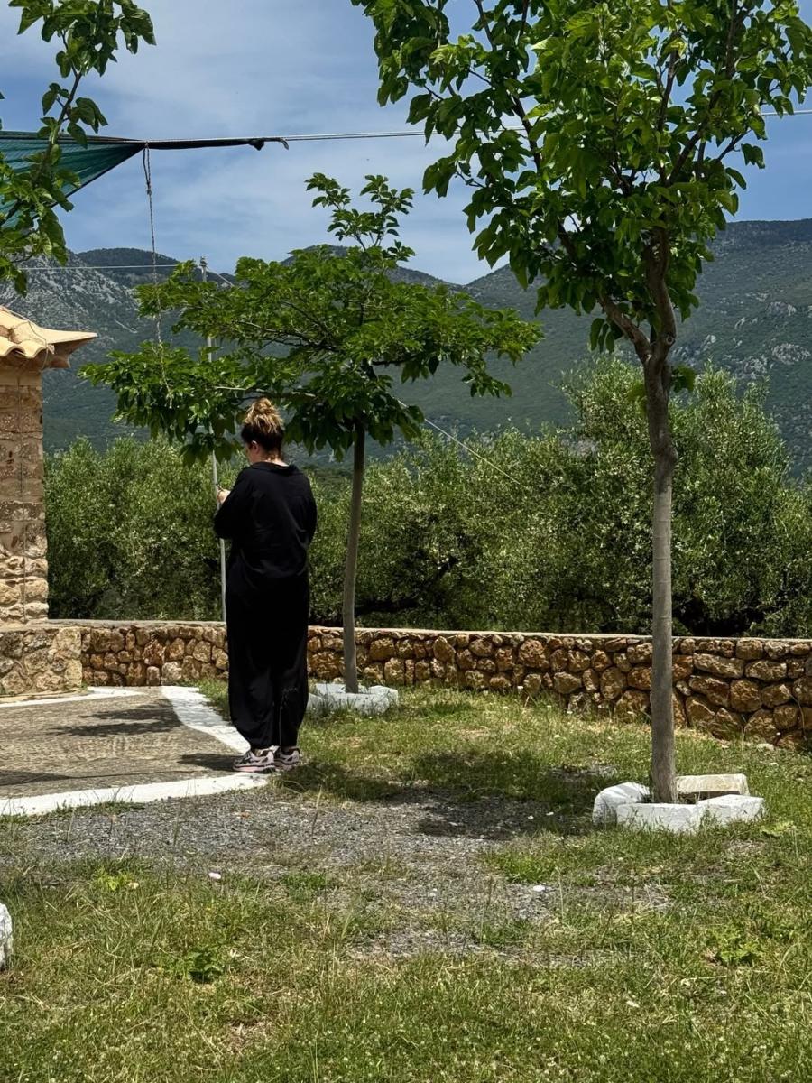 Δανάη Μπάρκα για τον γάμο της: «Δεν θέλω κάτι τρελό, λαμαρίνες με λάδι και ψωμί, γουρουνοπούλες και γεμιστά» - Η νέα ανάρτηση της 18 18