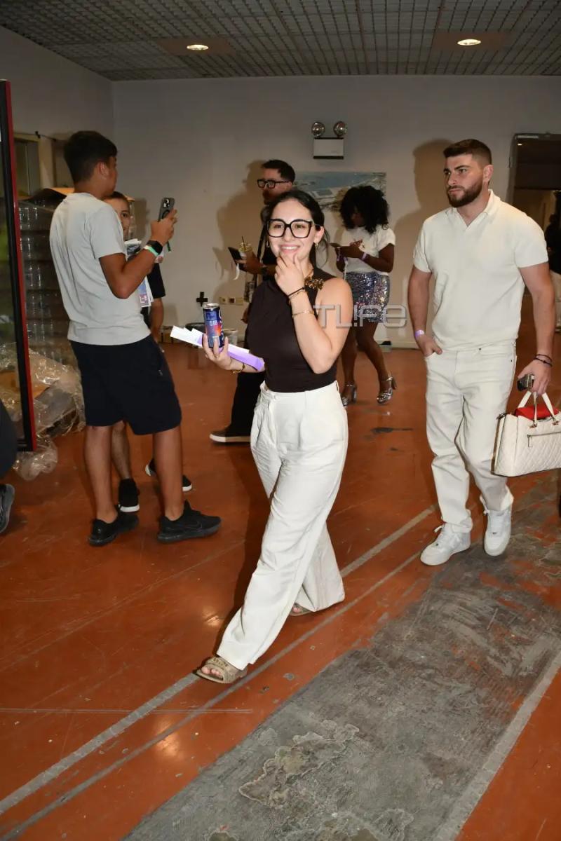 Yπέροχη η Κλαυδία στα Mad VMA 2026 - H απλή και όμορφη εμφάνιση της μαζί με τον σύντροφό της στα παρασκήνια 6 klavdia 2