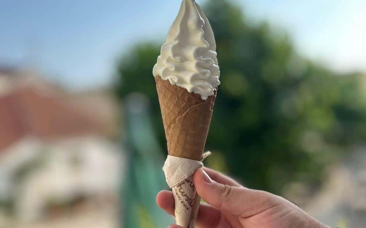 Βελούδινο, με φρέσκο γάλα Αμφιλοχίας, χωρίς ίχνος νερού: Για το καλύτερο παγωτό μηχανής της πόλης η ουρά μεγαλώνει κάθε καλοκαίρι 1 menshouse 20260618115631 948729