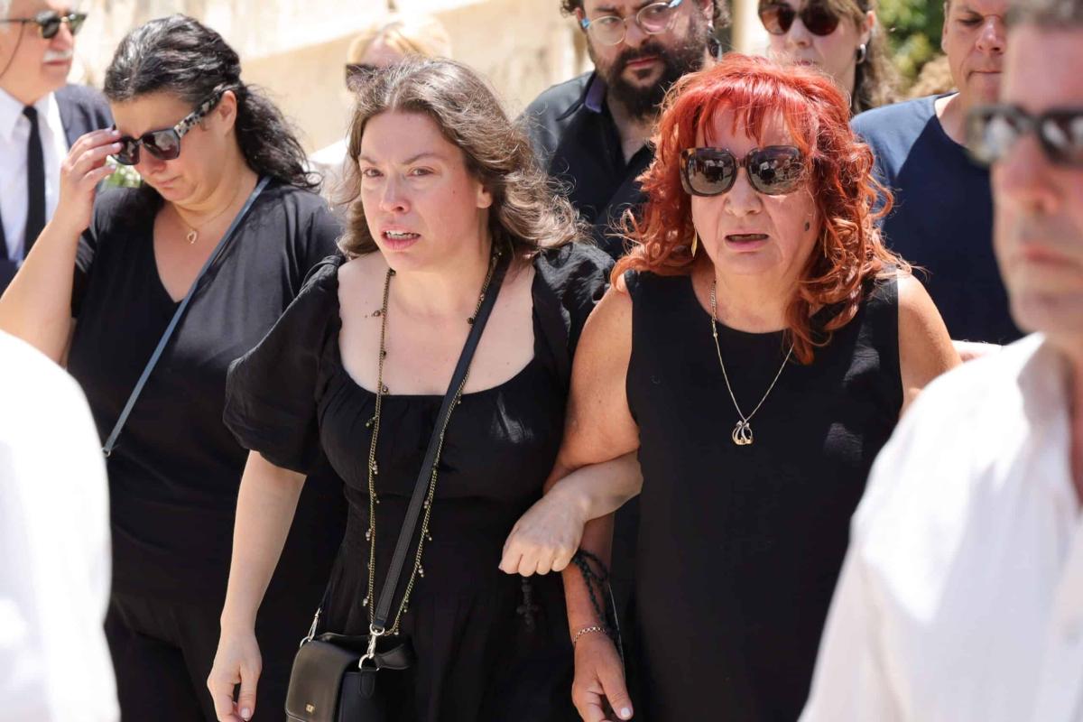 Θλίψη στην κηδεία του ηθοποιού Σωτήρη Τσόγκα - Συντετριμμένη η σύζυγός του, Μαίρη Ραζή 1 909935 scaled