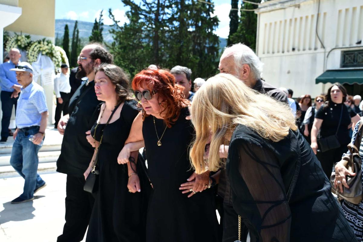 Θλίψη στην κηδεία του ηθοποιού Σωτήρη Τσόγκα - Συντετριμμένη η σύζυγός του, Μαίρη Ραζή 2 7005099 1 scaled