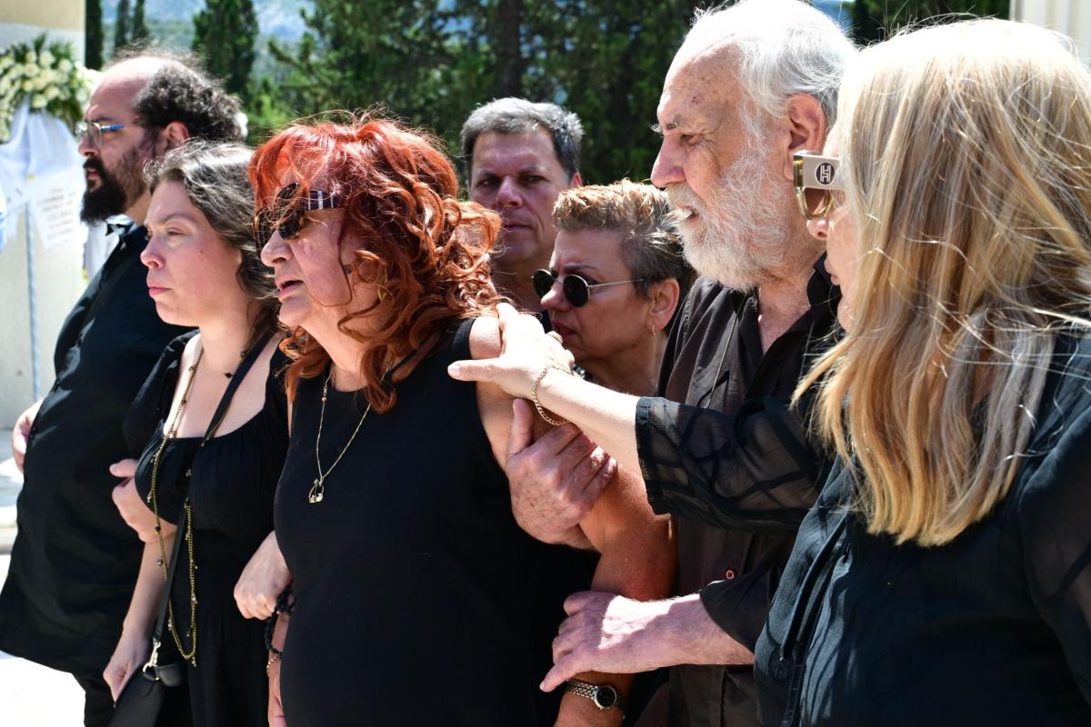 Θλίψη στην κηδεία του ηθοποιού Σωτήρη Τσόγκα - Συντετριμμένη η σύζυγός του, Μαίρη Ραζή 4 7005109 scaled