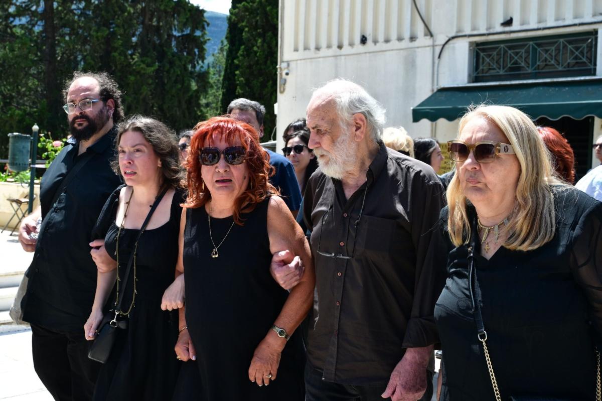 Θλίψη στην κηδεία του ηθοποιού Σωτήρη Τσόγκα - Συντετριμμένη η σύζυγός του, Μαίρη Ραζή 5 7005108 scaled