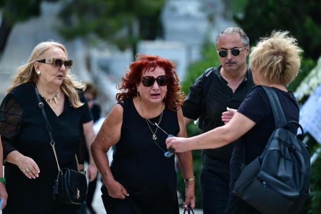 Θλίψη στην κηδεία του ηθοποιού Σωτήρη Τσόγκα - Συντετριμμένη η σύζυγός του, Μαίρη Ραζή 6 6a366b3fe770a