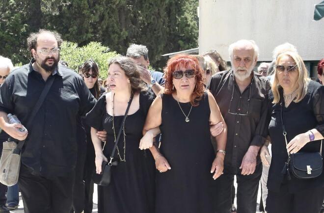 Θλίψη στην κηδεία του ηθοποιού Σωτήρη Τσόγκα - Συντετριμμένη η σύζυγός του, Μαίρη Ραζή 7 6a366b3611fd2
