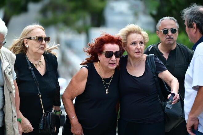 Θλίψη στην κηδεία του ηθοποιού Σωτήρη Τσόγκα - Συντετριμμένη η σύζυγός του, Μαίρη Ραζή 9 6a366b4c5b28e