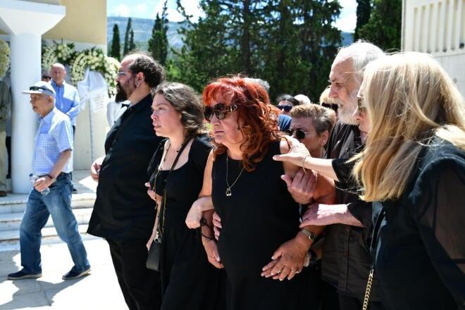 Θλίψη στην κηδεία του ηθοποιού Σωτήρη Τσόγκα - Συντετριμμένη η σύζυγός του, Μαίρη Ραζή 10 6a366b587eefb