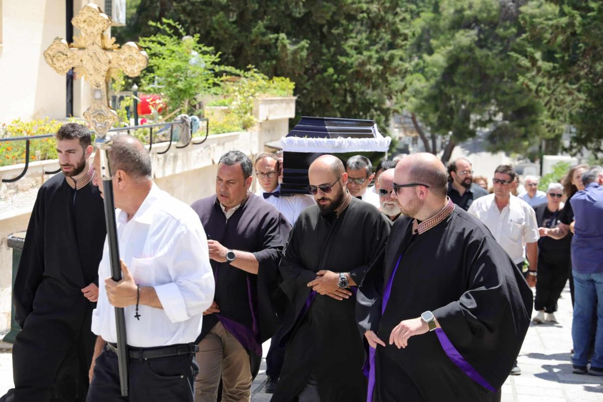 Θλίψη στην κηδεία του ηθοποιού Σωτήρη Τσόγκα - Συντετριμμένη η σύζυγός του, Μαίρη Ραζή 11 909936 scaled