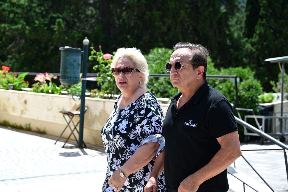 Θλίψη στην κηδεία του ηθοποιού Σωτήρη Τσόγκα - Συντετριμμένη η σύζυγός του, Μαίρη Ραζή 12 7005066 scaled