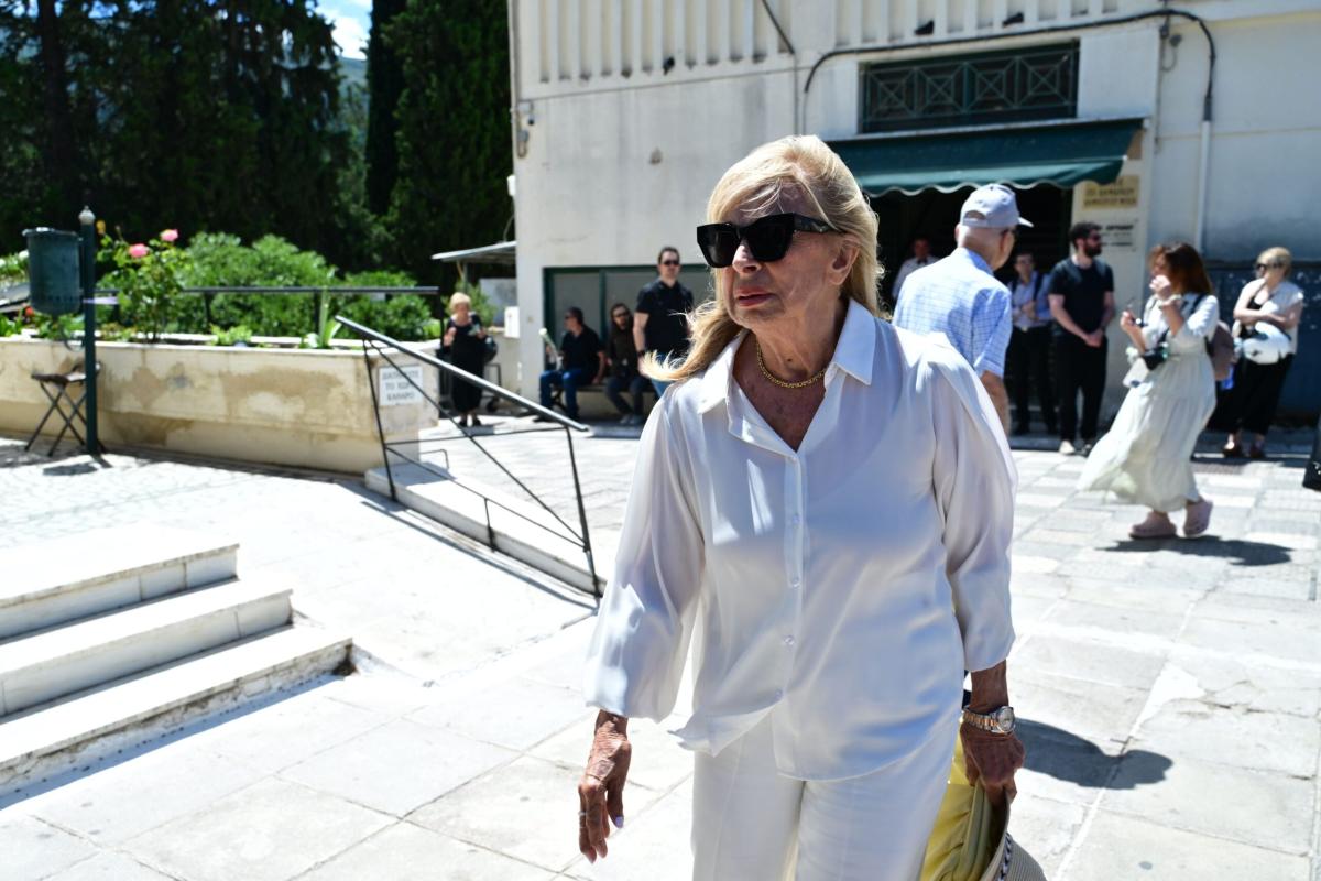 Θλίψη στην κηδεία του ηθοποιού Σωτήρη Τσόγκα - Συντετριμμένη η σύζυγός του, Μαίρη Ραζή 13 7005122 scaled