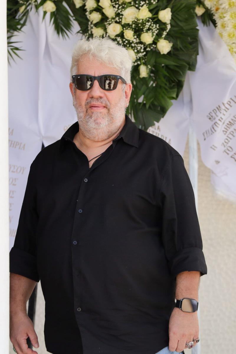 Θλίψη στην κηδεία του ηθοποιού Σωτήρη Τσόγκα - Συντετριμμένη η σύζυγός του, Μαίρη Ραζή 14 909938 scaled