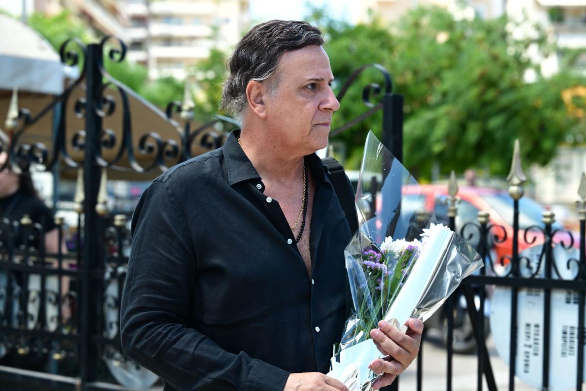 Θλίψη στην κηδεία του ηθοποιού Σωτήρη Τσόγκα - Συντετριμμένη η σύζυγός του, Μαίρη Ραζή 17 7005063 scaled