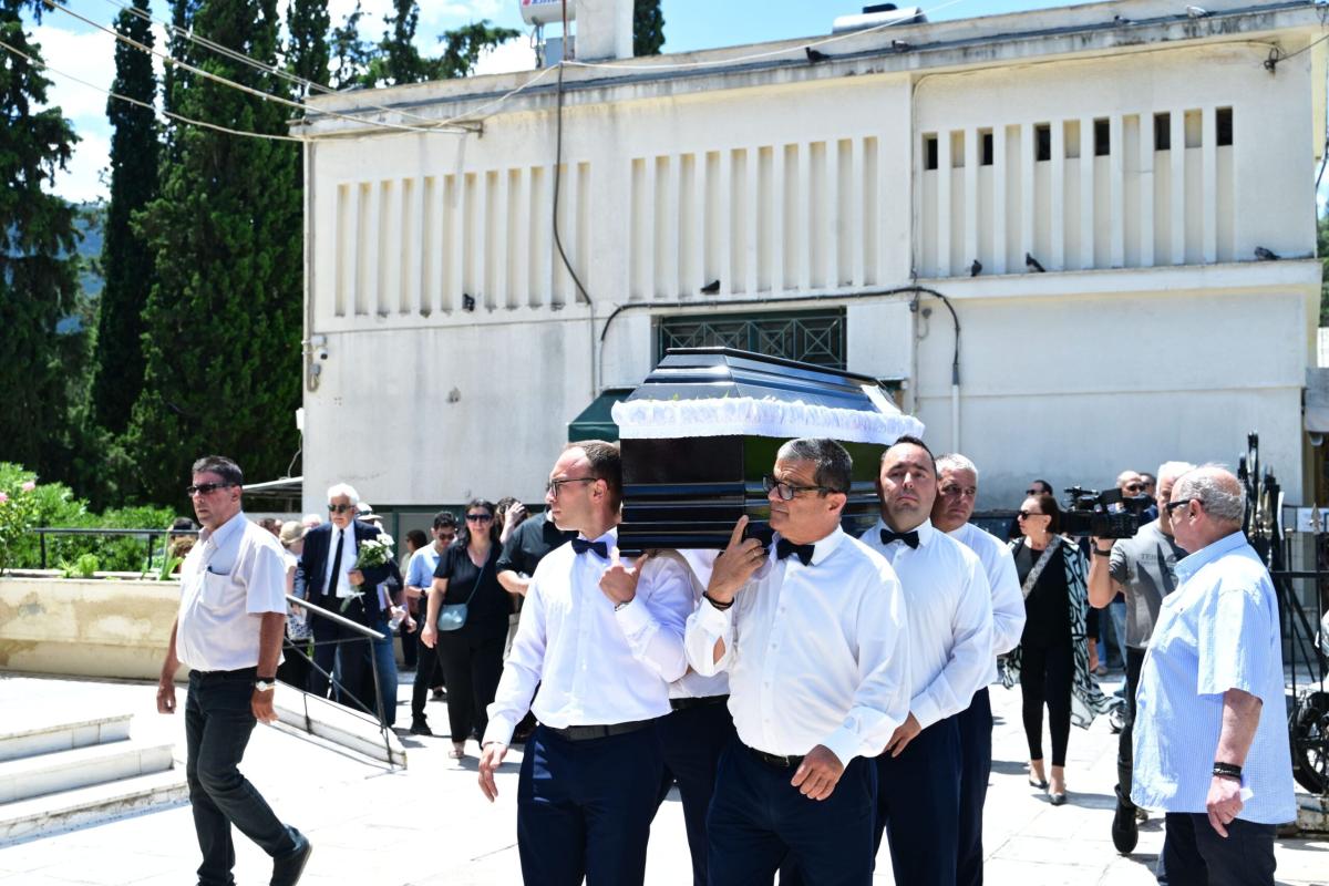 Θλίψη στην κηδεία του ηθοποιού Σωτήρη Τσόγκα - Συντετριμμένη η σύζυγός του, Μαίρη Ραζή 18 7005110 scaled