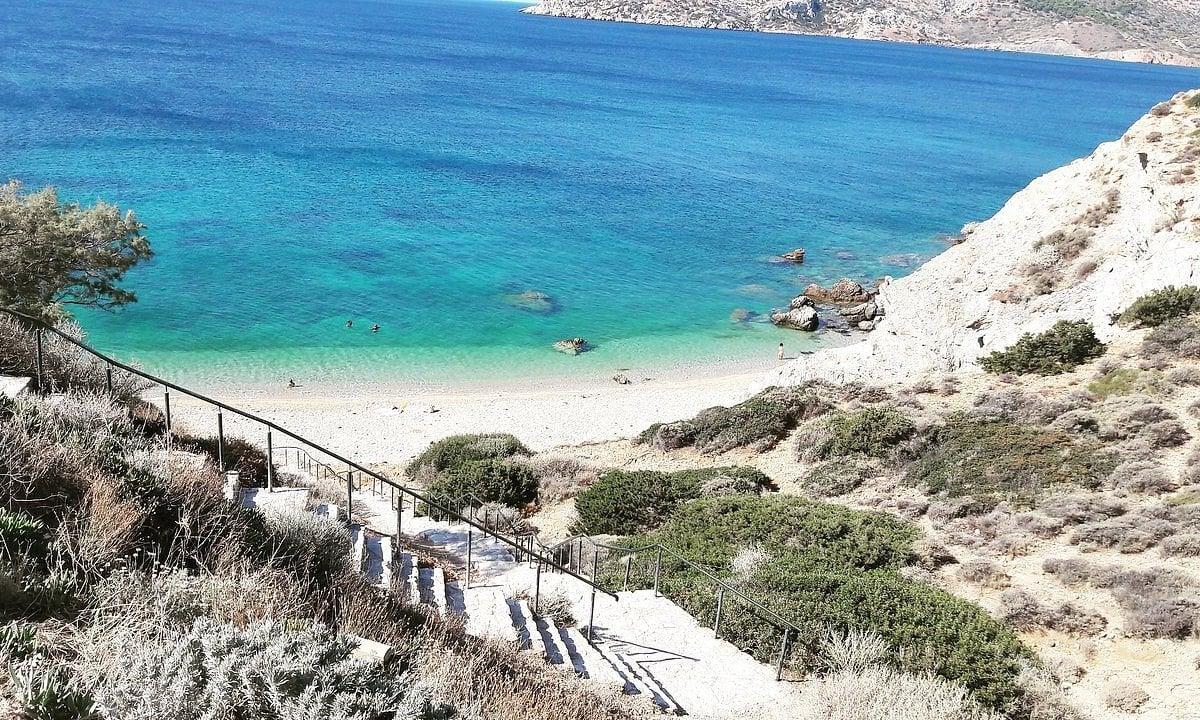 Οι 5 καλύτερες δωρεάν παραλίες της Αττικής με τα πιο καθαρά νερά - Δεν έχουν τίποτα να ζηλέψουν από τα νησιά 1 caption 1