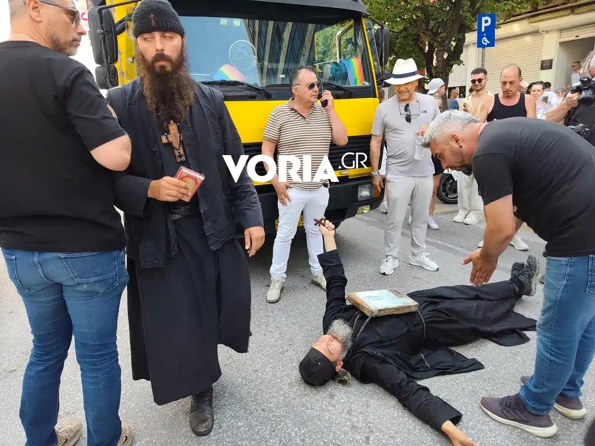 Ρασοφόρος ξάπλωσε μπροστά σε άρμα του Pride στη Θεσσαλονίκη φωνάζοντας «Μετανοείτε» 1 papades pride