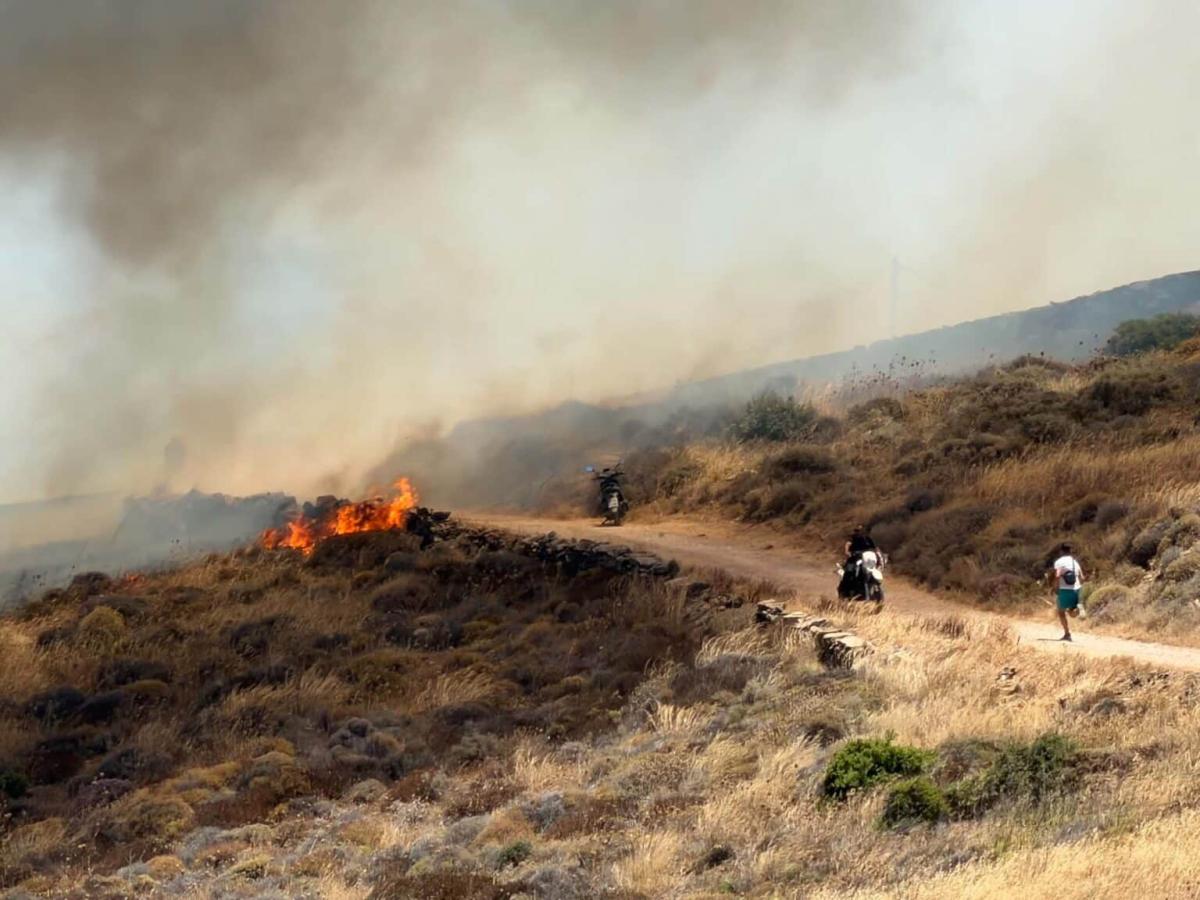 Φωτιά στη Σύρο: Μήνυμα του 112 για εκκένωση από Τρία Λαγγόνια προς Ερμούπολη – Ισχυρές δυνάμεις στο σημείο 1 09c16c3f 09ae 49d2 9b24 e413e99594e4 1536x1152 1