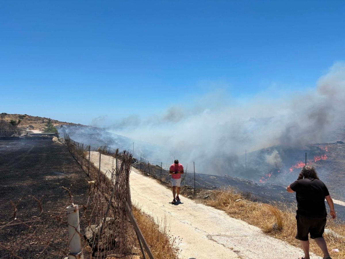 Φωτιά στη Σύρο: Μήνυμα του 112 για εκκένωση από Τρία Λαγγόνια προς Ερμούπολη – Ισχυρές δυνάμεις στο σημείο 6 c0795a8d 53b1 461f 8374 d19a0bafc674 1536x1152 1