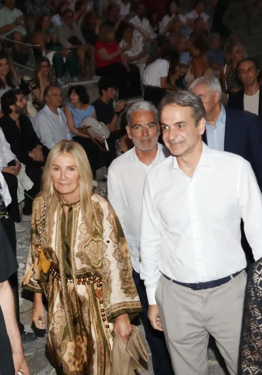 Όλοι γύρισαν να κοιτάξουν τι φοράει: H νέα εντυπωσιακή έθνικ εμφάνιση της Μαρέβας αποδεικνύει το αψεγάδιαστο στυλ της 1 mitsotakis 354