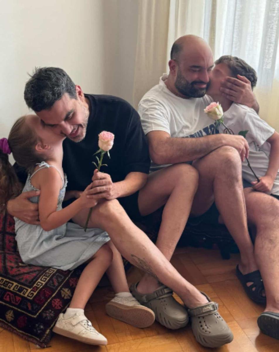 Η τρυφερή φωτογραφία του Παντελή Τουτουντζή με τον σύζυγο και τα παιδιά του για την Γιορτή του Πατέρα – «Η πιο όμορφη ιστορία» 1 toutountzis1