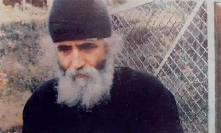Άγιος Παΐσιος: «Σε τούτη την ζωή οι φιλότιμοι τα πληρώνουν όλα» 2 agios paisios agioreitis mi fovasai.jpg