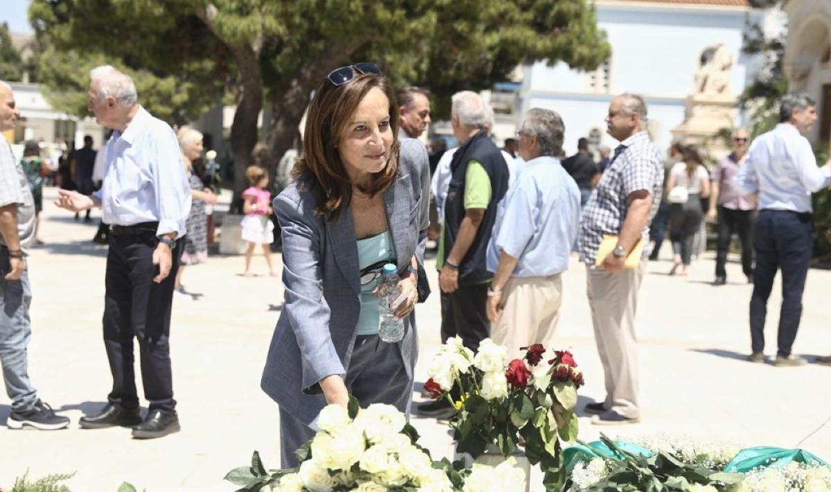 Η Άννα Διαμαντοπούλου στο μνημόσυνο