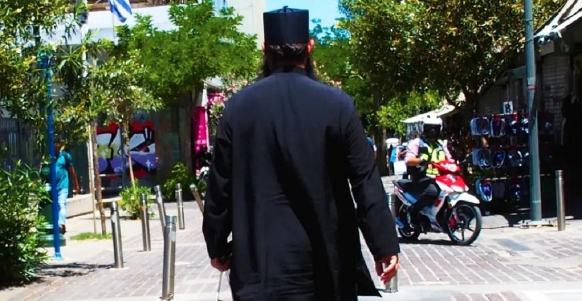 Σάλος και έντονες αντιδράσεις έχουν προκληθεί μετά το αδιανόητο περιστατικό όπου ένας 48χρονος ρασοφόρος πραγματοποίησε εξορκισμό για λαγοκέφαλους σε παραλία στη Νότια Εύβοια.