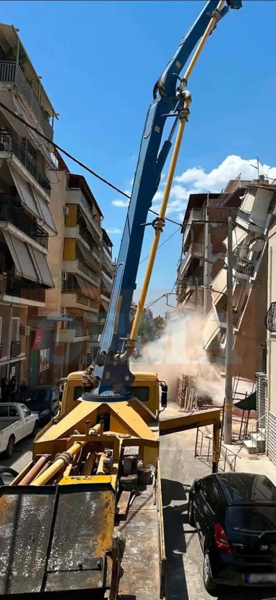 Καρέ-καρέ η στιγμή που καταρρέει η πολυκατοικία στα Πετράλωνα - Η στιγμή που γέρνει και πέφτει 1 petralona 1 3