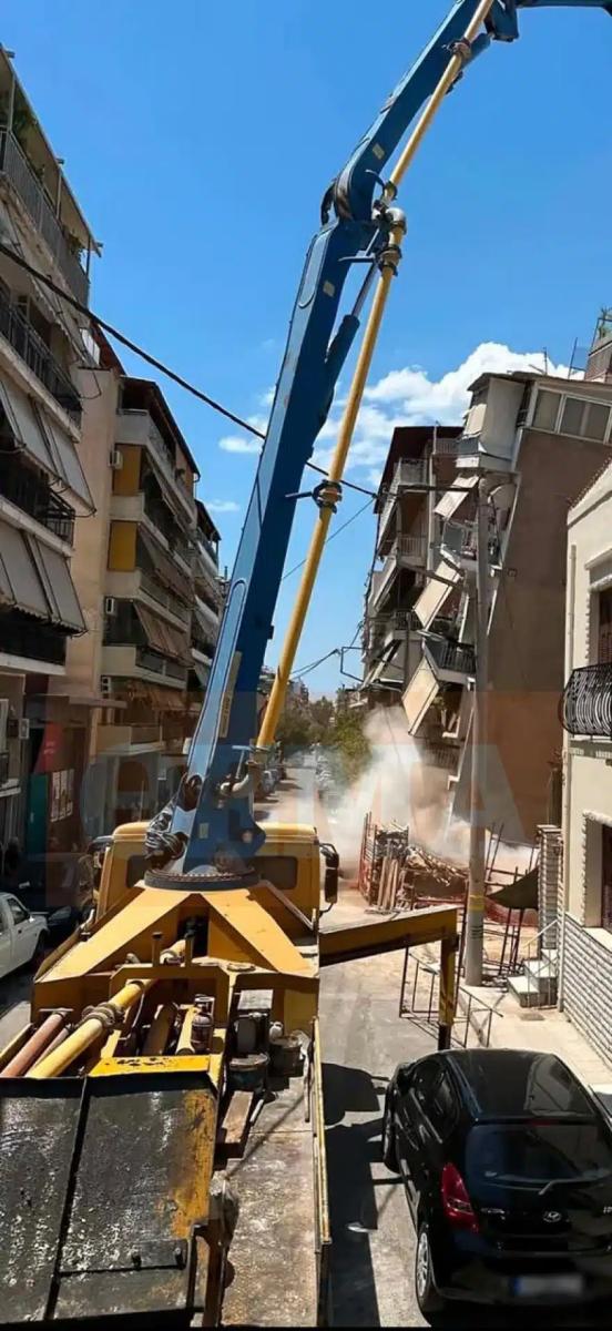 Καρέ-καρέ η στιγμή που καταρρέει η πολυκατοικία στα Πετράλωνα - Η στιγμή που γέρνει και πέφτει 2 petralona 2 3