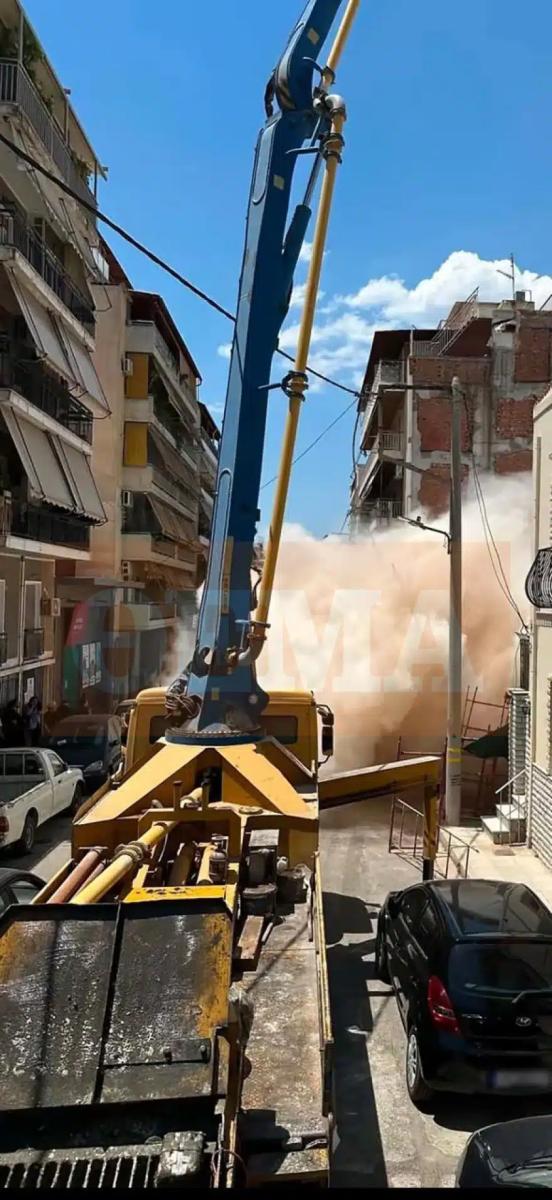 Καρέ-καρέ η στιγμή που καταρρέει η πολυκατοικία στα Πετράλωνα - Η στιγμή που γέρνει και πέφτει 4 petralona 4 3