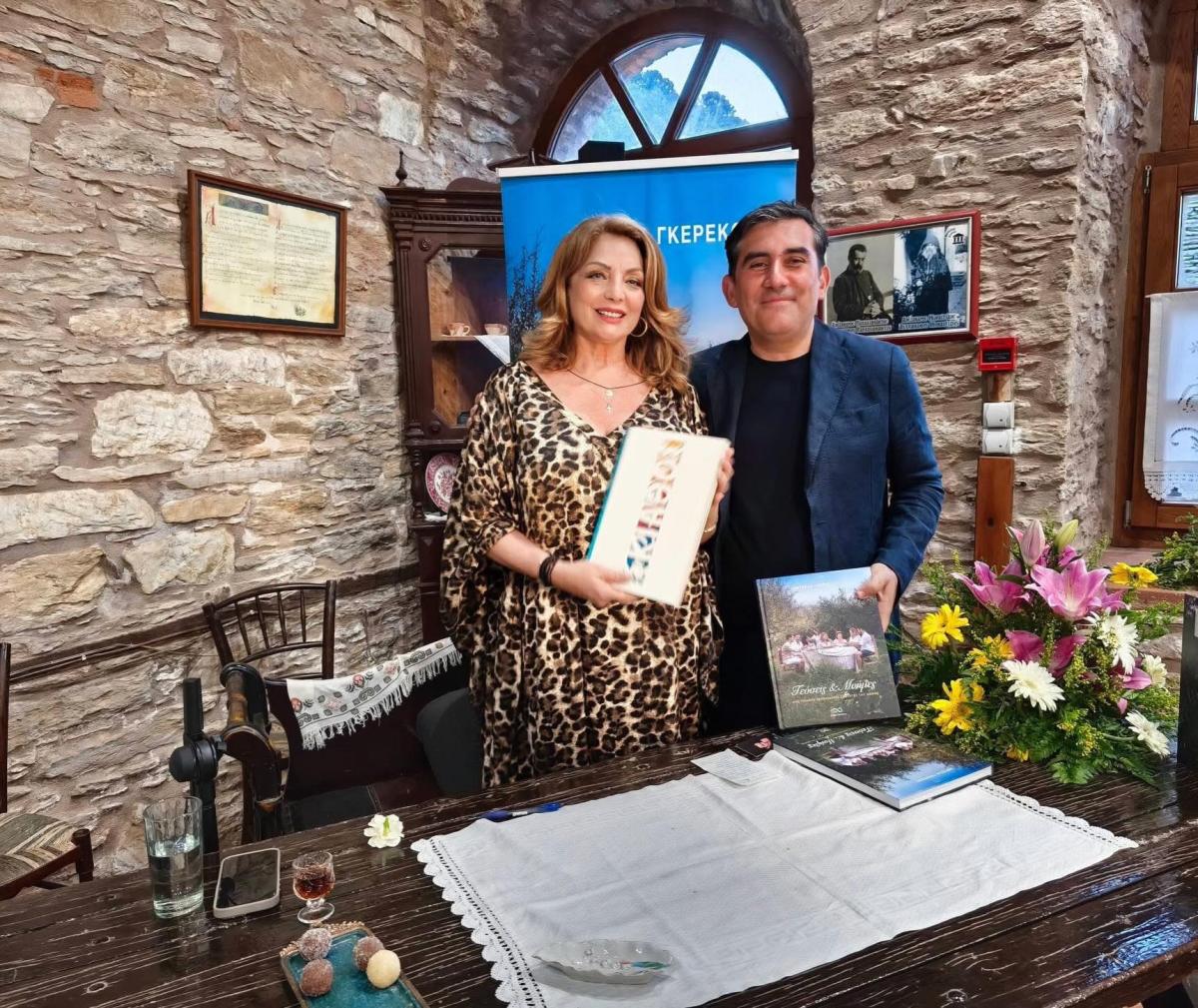 Με λεοπάρ καφτάνι, πανύψηλο πέδιλο και πεντικιούρ στην πένα: Η Άντζελα Γκερέκου παραδίδει μαθήματα στιλ στα 67 της 3 1 2