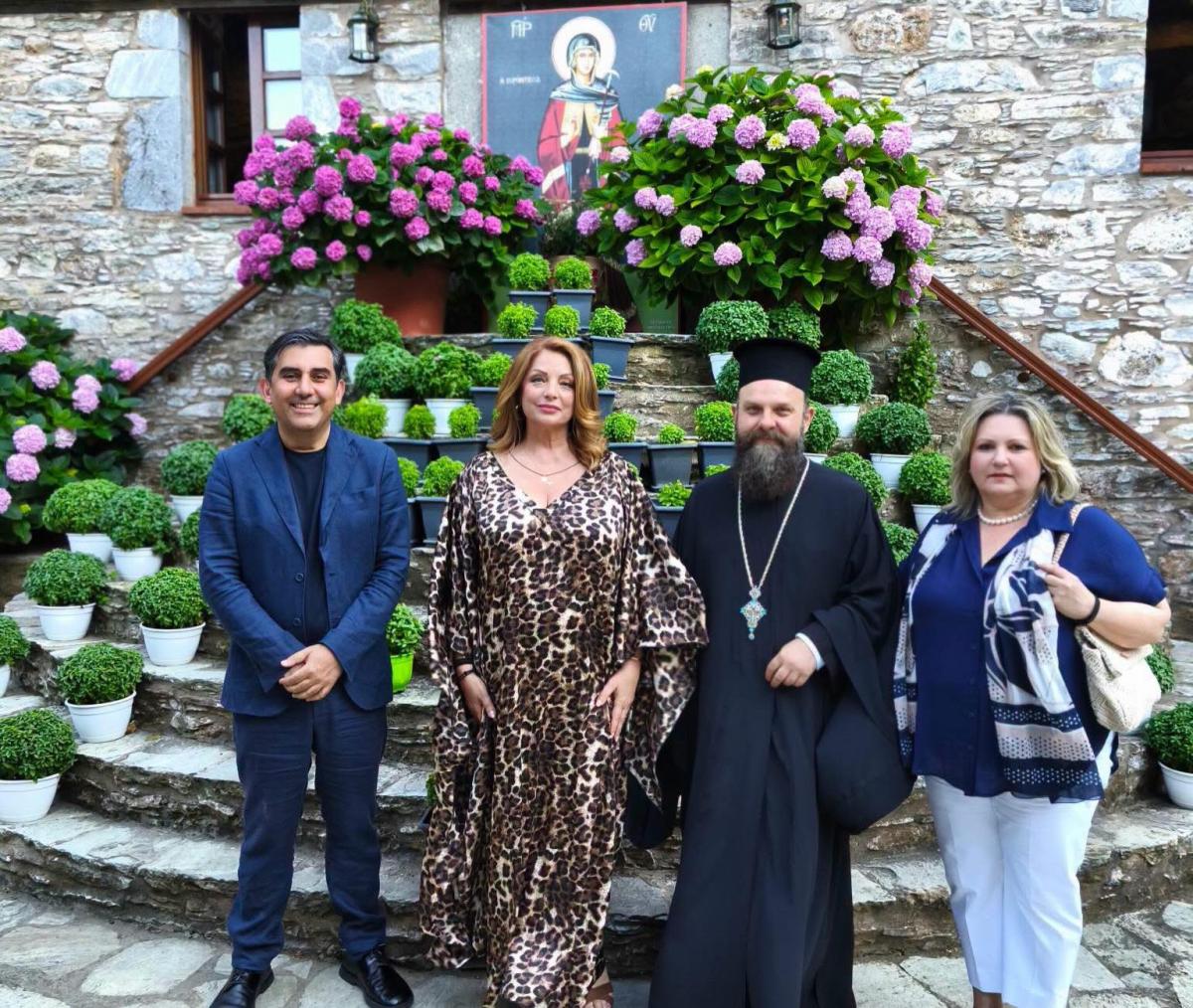 Με λεοπάρ καφτάνι, πανύψηλο πέδιλο και πεντικιούρ στην πένα: Η Άντζελα Γκερέκου παραδίδει μαθήματα στιλ στα 67 της 4 2