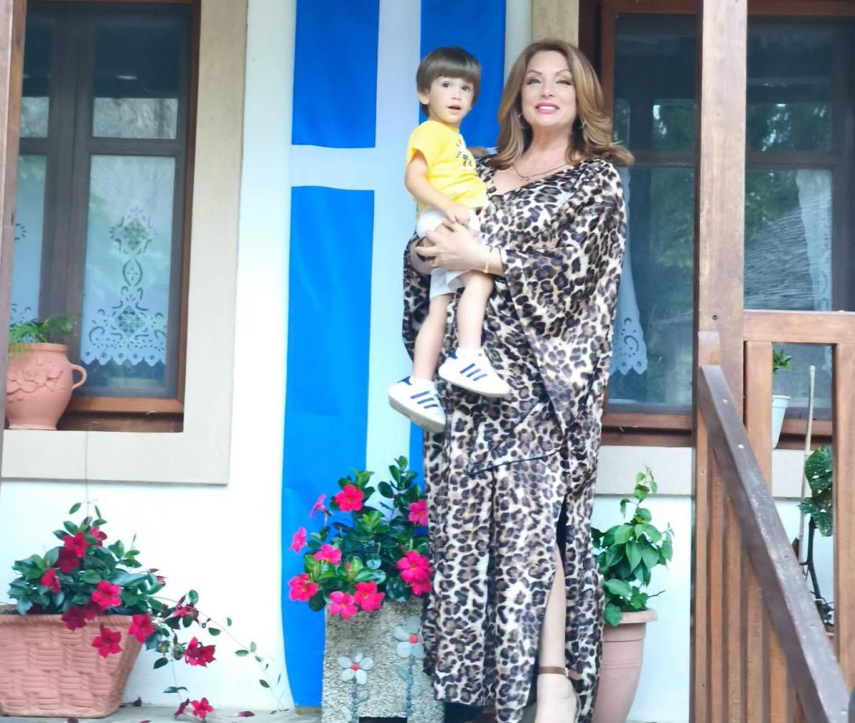 Με λεοπάρ καφτάνι, πανύψηλο πέδιλο και πεντικιούρ στην πένα: Η Άντζελα Γκερέκου παραδίδει μαθήματα στιλ στα 67 της 8 6