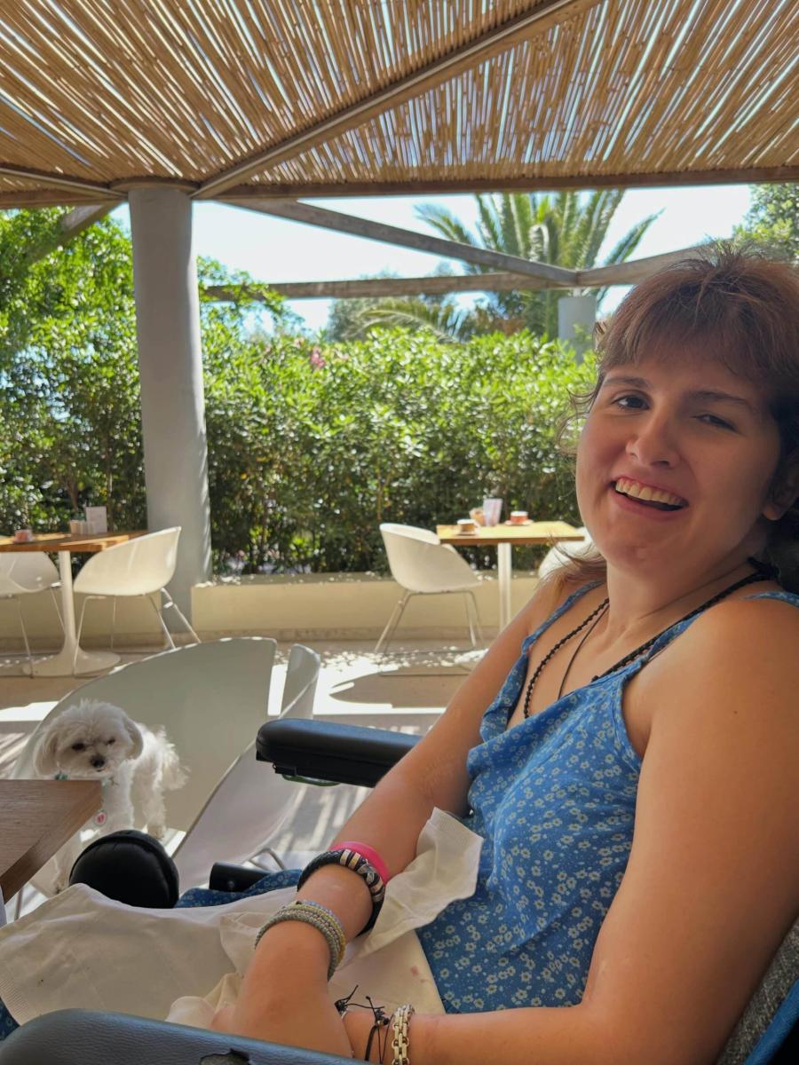Μυρτώ Παπαδομιχελάκη: Η Μυρτώ της Πάρου κοίταξε την κάμερα και συνέβη αυτό που οι γιατροί θεωρούσαν παντελώς αδύνατο 1 730732205 17939034009255368 1941735646271612379 n 1980x2640 1 scaled